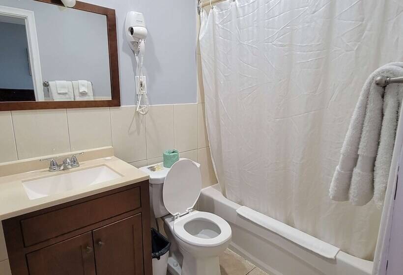 带2个双人床的标准工作室, Knights Inn Cobourg