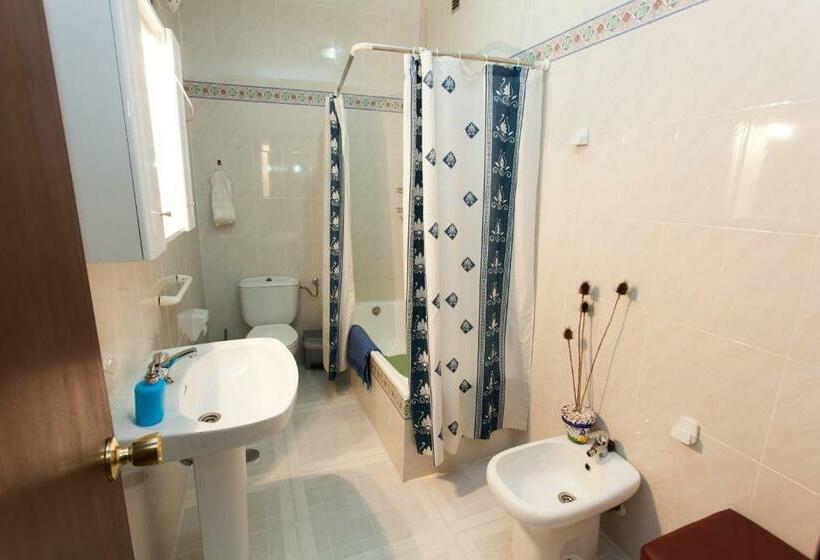 Четырехместный номер эконом класса с общей ванной комнатой, Extrenatura Alojamiento Albergue   Hostel