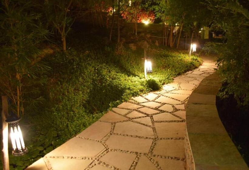 디럭스 룸 킹사이즈 침대, Kumbhalgarh Forest Retreat