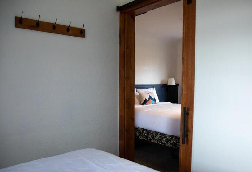 标准间, Left Coast Lodge