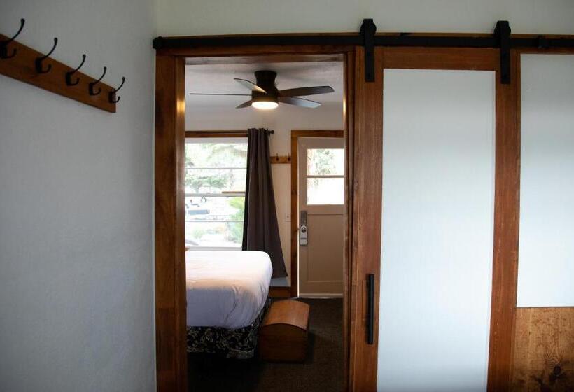 标准间, Left Coast Lodge