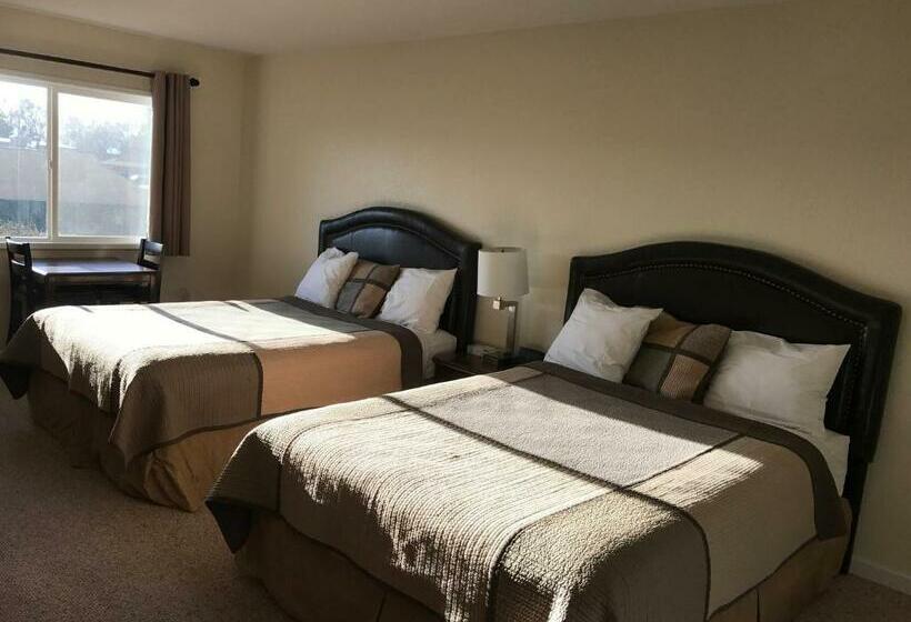 Семейный Номер, Townhouse Inn & Suites