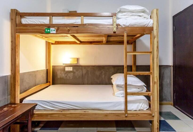 Кровать в Многоместном Номере с Общей Ванной, Hofang Guest House