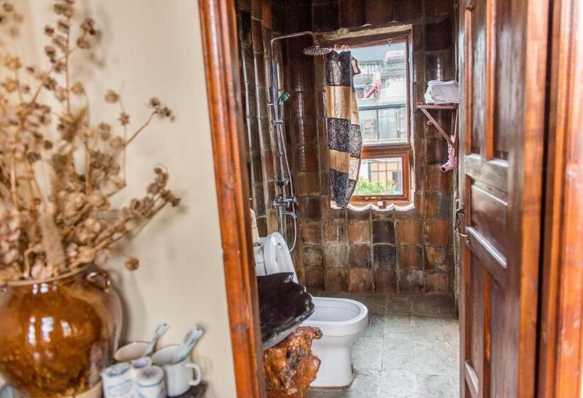 Quarto Familiar, The Lily Pad Inn