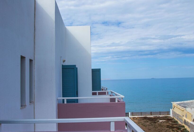 اتاق سوپریور با چشم‌انداز جانبی دریا, Almare Beach