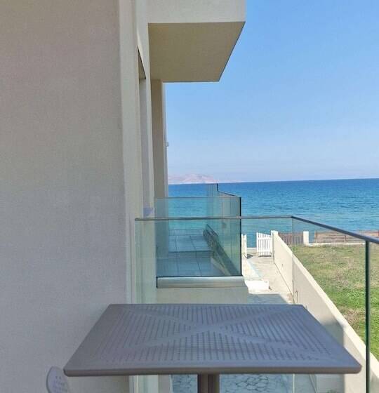 اتاق سوپریور سه تخته, Almare Beach