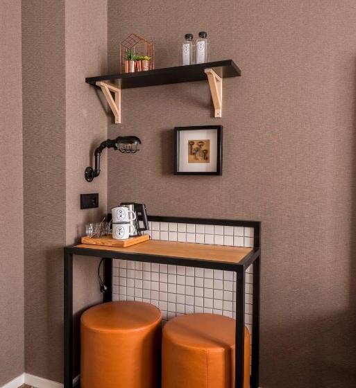 Basic Room, Mr. Jordaan