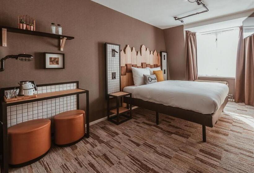 Standard Room with Views, Mr. Jordaan