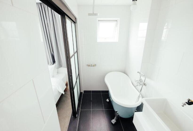 اتاق لوکس با تخت دو نفره بزرگ, White Loft