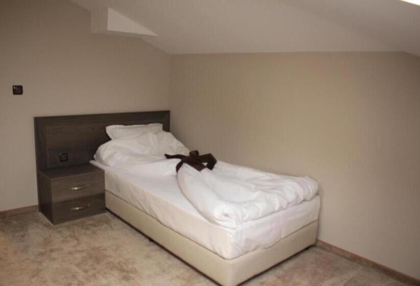 Quarto Estandar Individual, Nove
