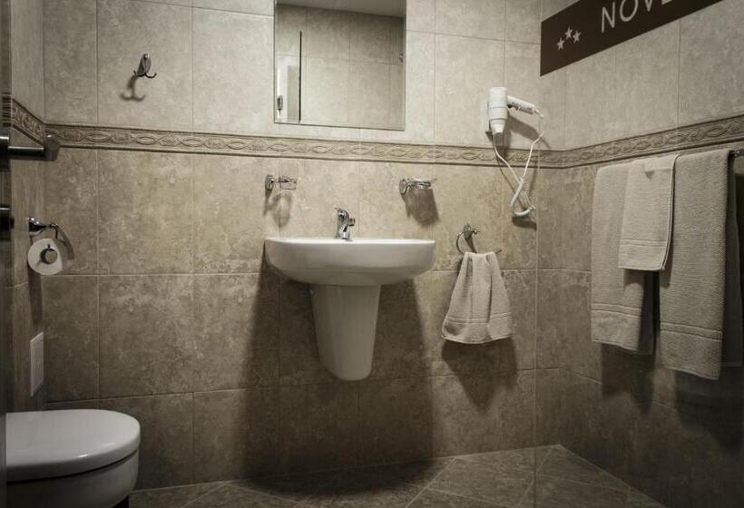 Quarto Estandar com Sacada, Nove