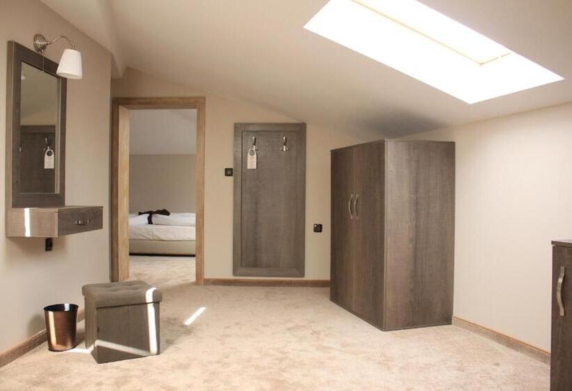 Quarto Triplo Estandar, Nove