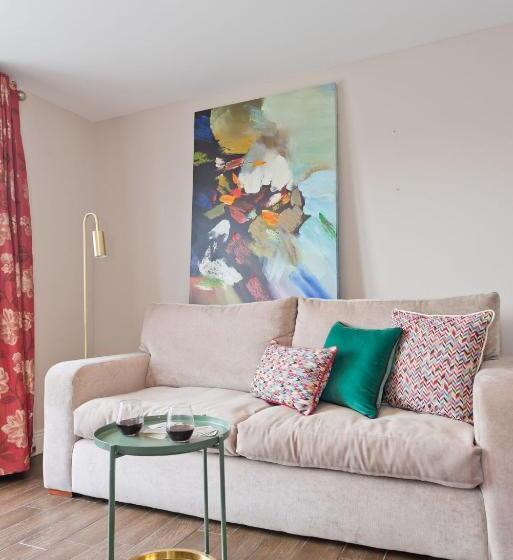 1 Bedroom Penthouse Apartment, Broc House Suites