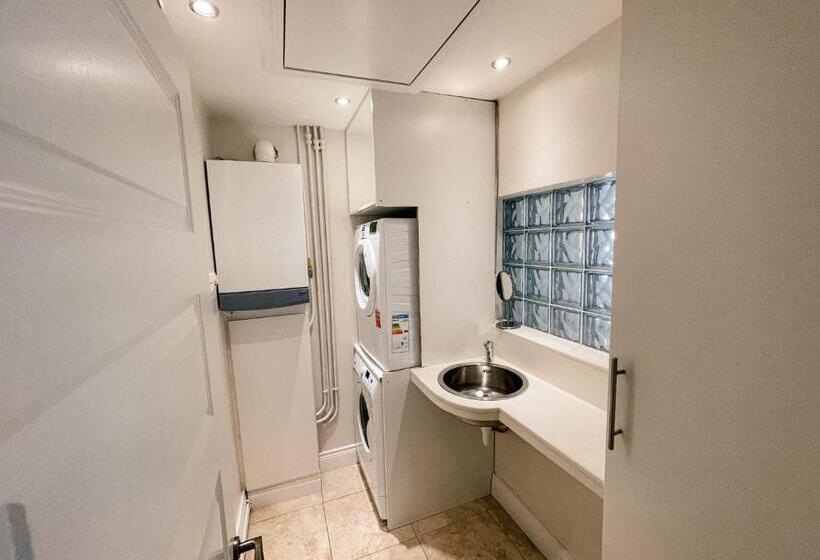 3 Bedroom House, Broc House Suites