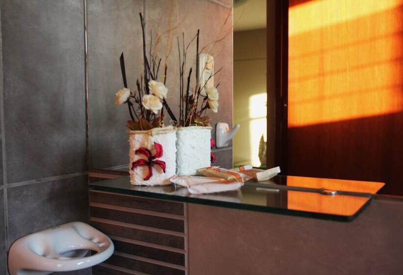 جناح جونيور, La Mansion Del Sol