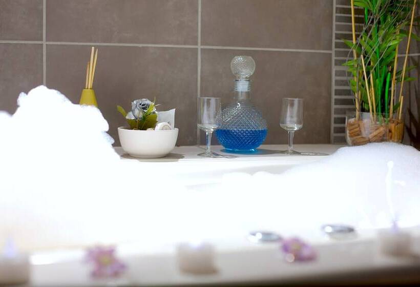 جناح جونيور, La Mansion Del Sol