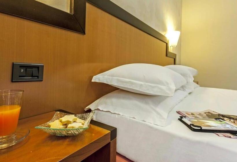 חדר סטנדרט לשלושה, Olimpia