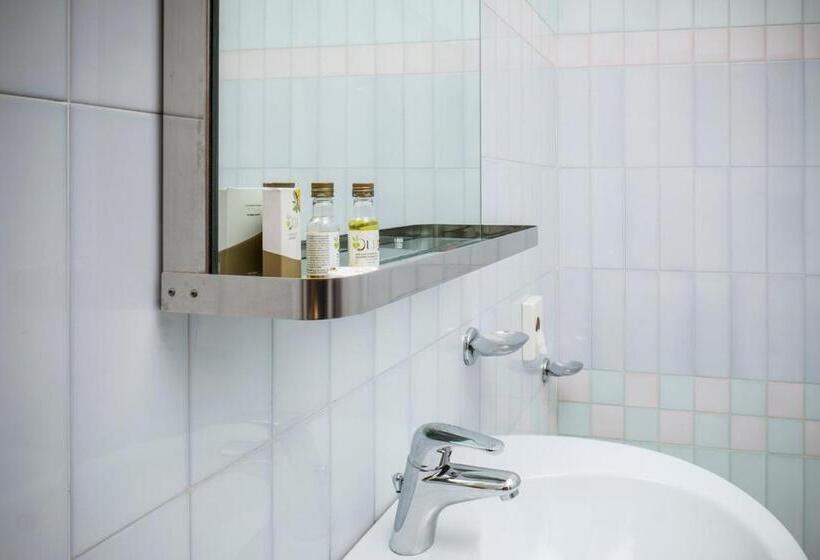 חדר סטנדרט לארבעה, Olimpia