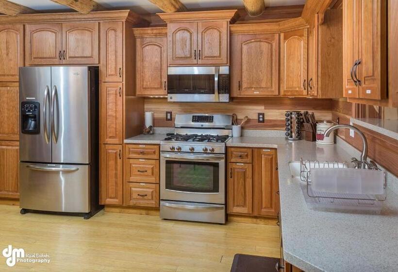 Номер Стандарт, Alaska Knotty Pine B&b