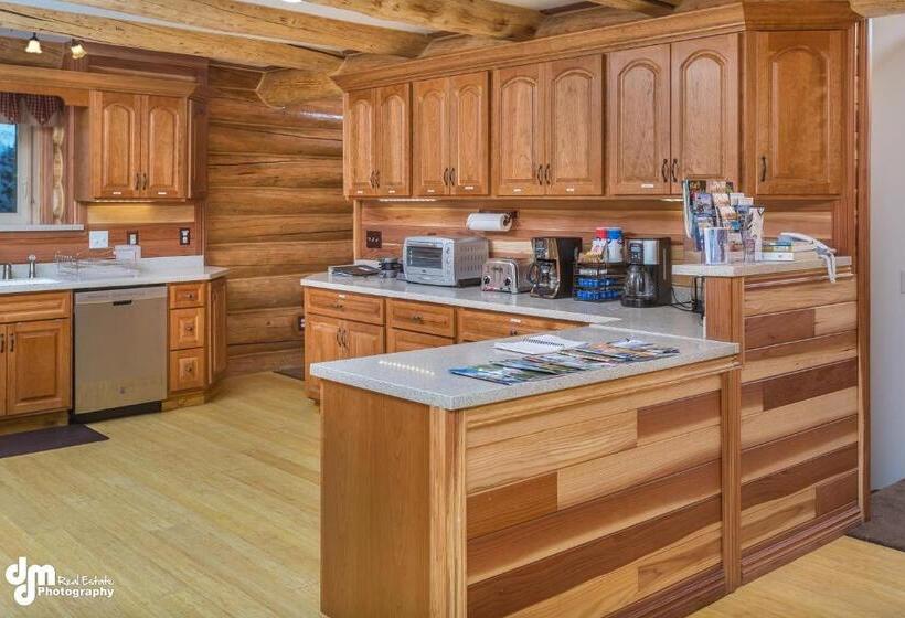 Люкс Вид на Горы, Alaska Knotty Pine B&b