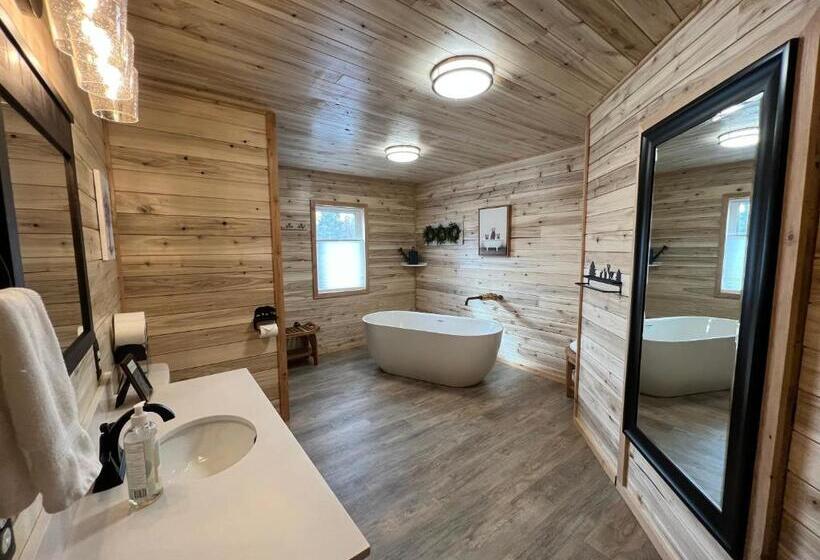 Family Suite, Alaska Knotty Pine B&b