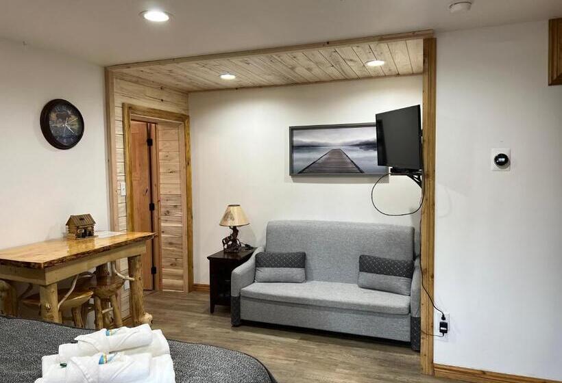 Family Suite, Alaska Knotty Pine B&b