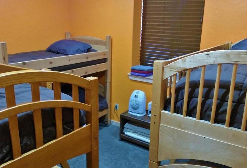 패밀리 룸 공용 욕실, Teton Hostel Hideaway