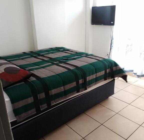 חדר אקונומי, 7 Geelhout Ave