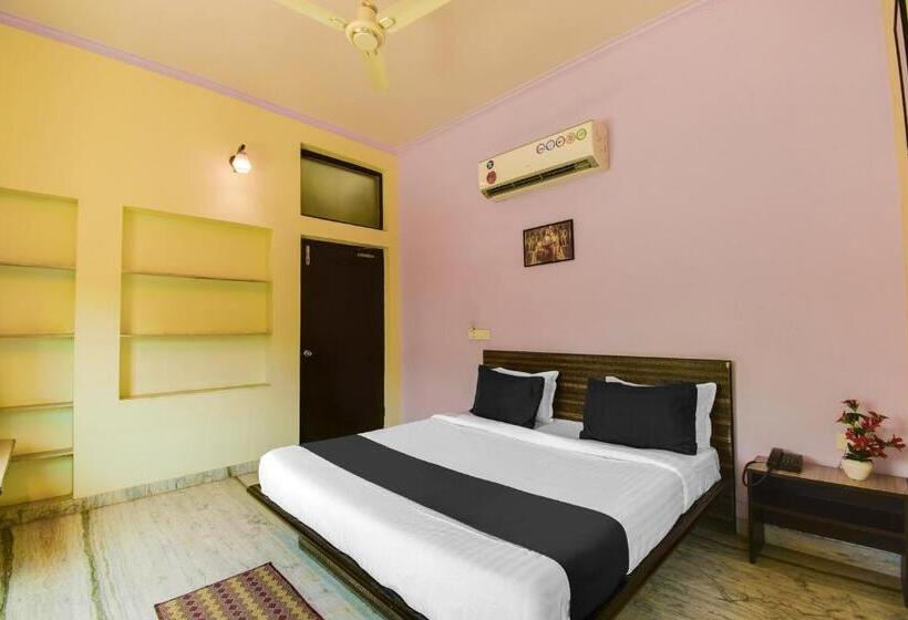 Трехместный Номер Классика, Oyo Hotel Amer