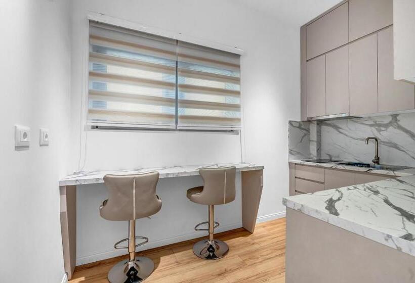 اتاق لوکس سه تخته, Apartment Ad Berat