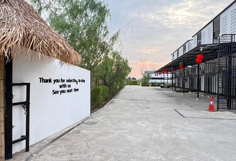 带泳池观景的豪华房, Penguin Villa Resort & Bistro