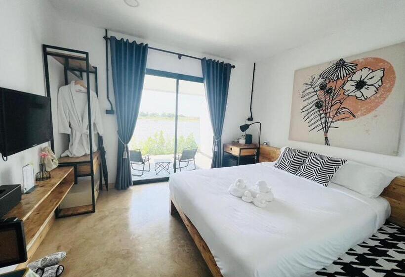 带泳池观景的豪华房, Penguin Villa Resort & Bistro