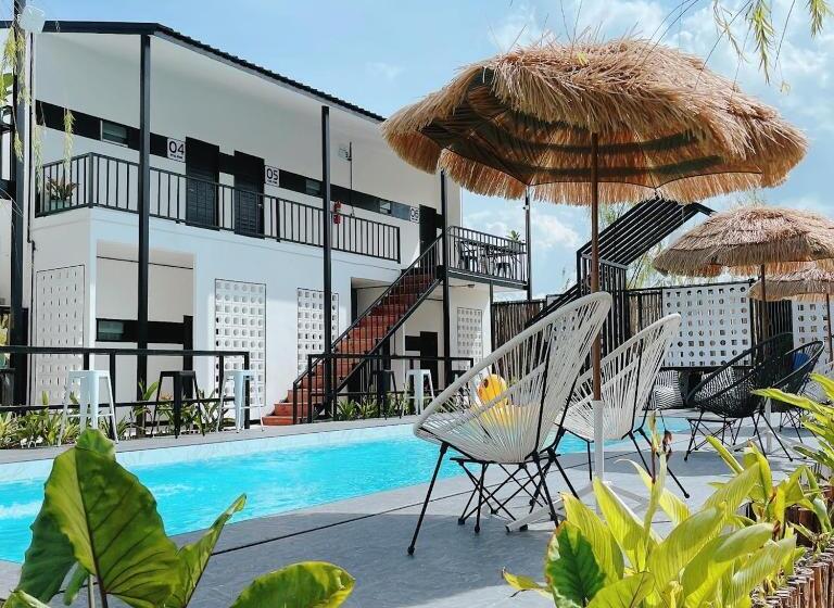 带泳池观景的豪华房, Penguin Villa Resort & Bistro