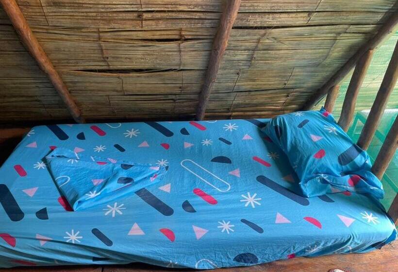 Трехместный Номер Стандарт с Балконом, Wira Hostal