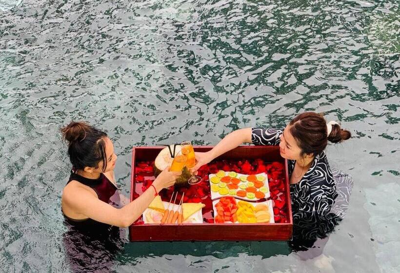 带花园景观和一个卧室的别墅, New Centro Pool Villa
