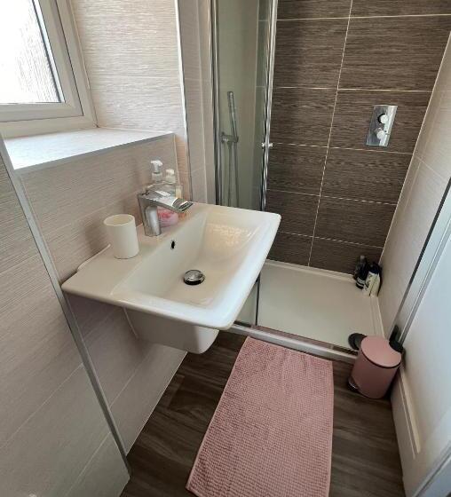 غرفة عائلية, En Suite Room With Super King Size Bed   Free Wifi   Free Parking
