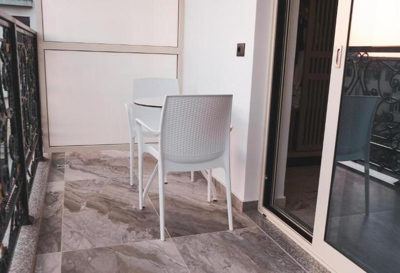 سوییت با چشم‌انداز استخر, Ruko Boutique