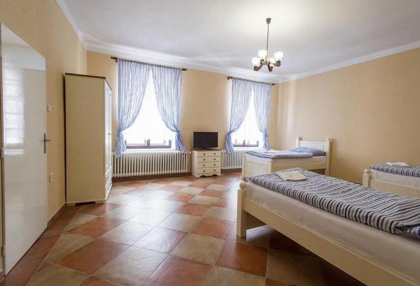 Aile Süiti, Penzion U Františka