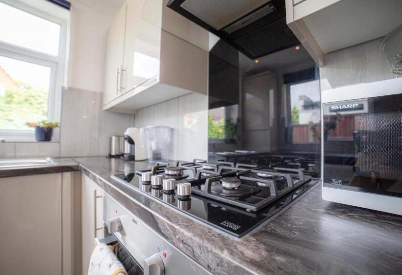 1间卧室的房子, Excel 3 Bed Fresh Linen Fast Wifi Please Contact Us Today At One Stop Property Management