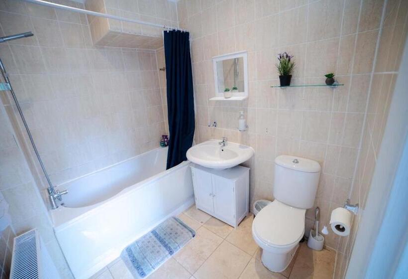 1间卧室的房子, Excel 3 Bed Fresh Linen Fast Wifi Please Contact Us Today At One Stop Property Management
