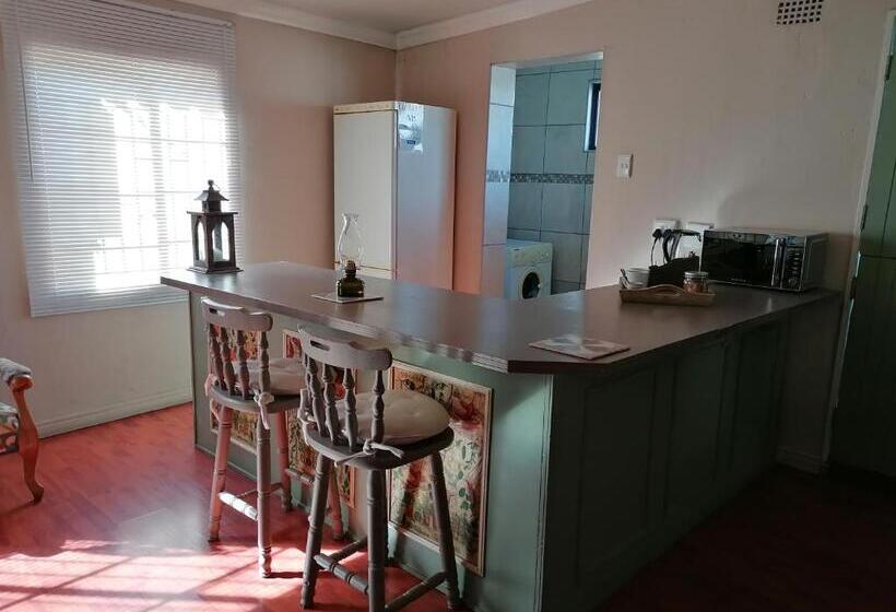 اتاق خانوادگی, Hill Manor Room 2 Self Catering Unit