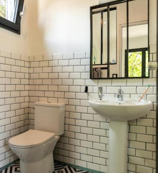 Номер Стандарт с Террасой, La Jolie Longère Fleurie Tiny House Avec Piscine Et Jardin