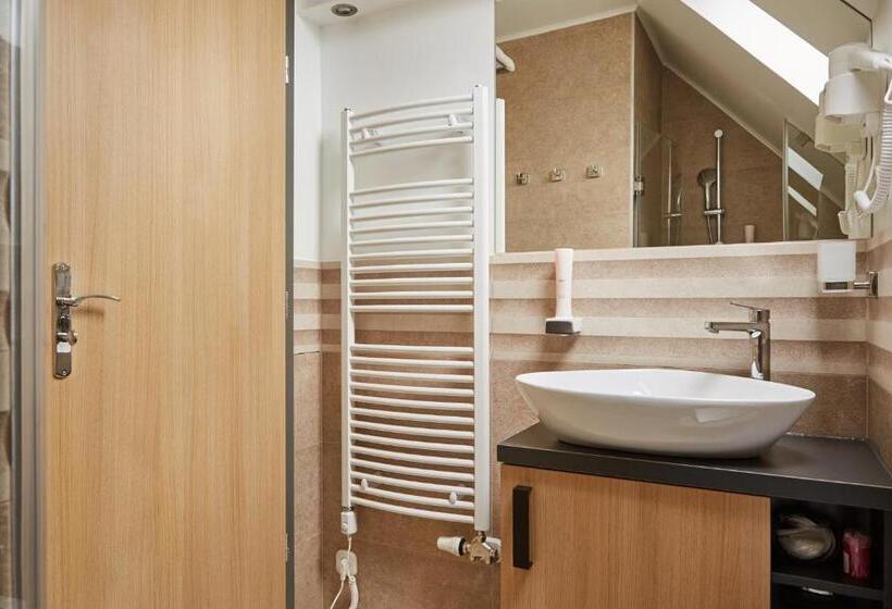 Quarto Familiar, Gold House Pension