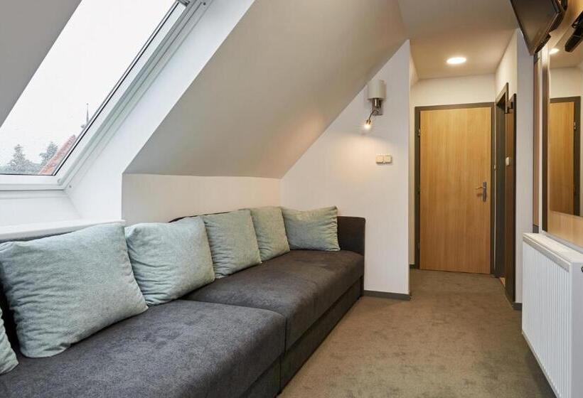 Quarto Familiar, Gold House Pension