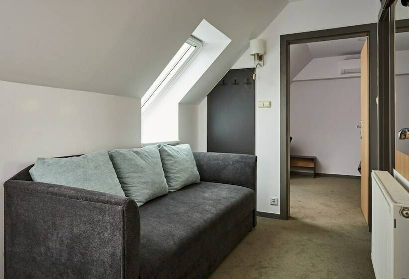 Quarto Familiar, Gold House Pension