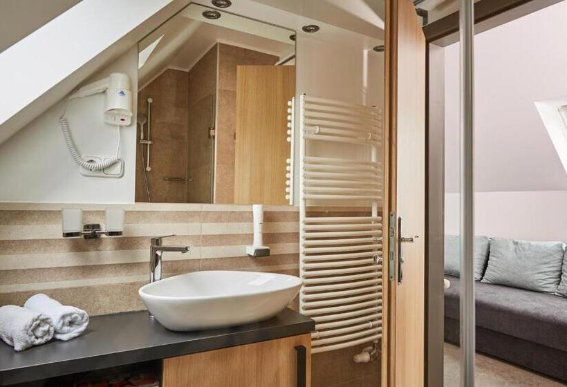 Quarto Familiar, Gold House Pension