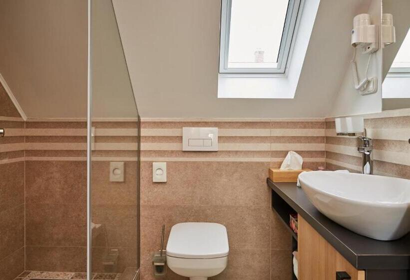 Quarto Familiar, Gold House Pension