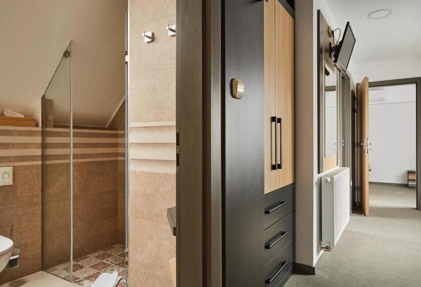 Quarto Familiar, Gold House Pension