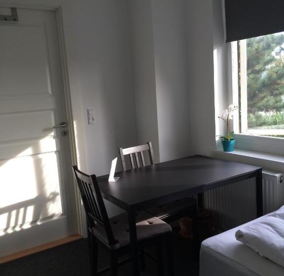Habitación Estándar, Close But Quiet