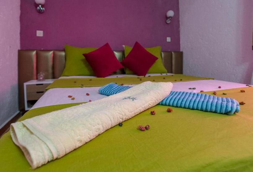 בקתה סטנדרטית, Riad Antek